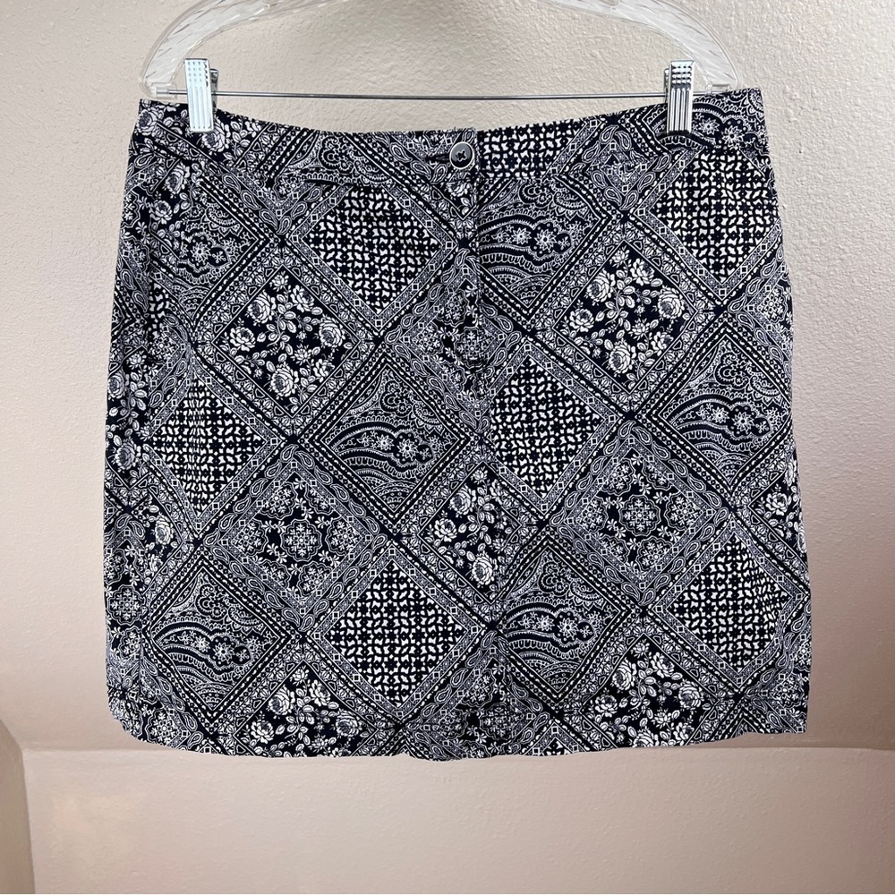 KAREN SCOTT Navy/White Pattern Skort. Size 14. Button/Zipper closure. 2 Pockets